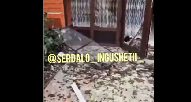 Последствия падения дрона в Нижних Ачалуках. Скриншот видео https://www.instagram.com/reel/DMkNaZFNM8e/ принадлежит компании Meta деятельность которой запрещена в России Последствия падения дрона в Нижних Ачалуках. Скриншот видео https://www.instagram.com/reel/DMkNaZFNM8e/ принадлежит компании Meta деятельность которой запрещена в России