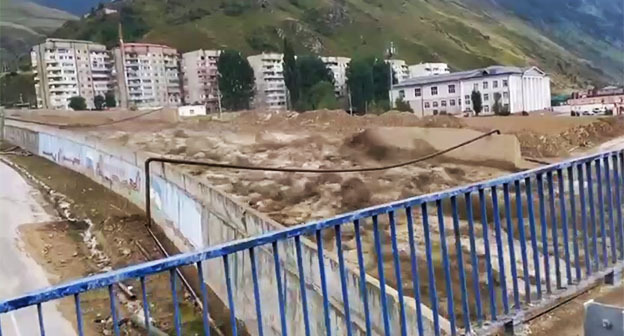 Cход селя в Тырныаузе. Скриншот видео https://t.me/mchskbr/7925 Cход селя в Тырныаузе. Скриншот видео https://t.me/mchskbr/7925