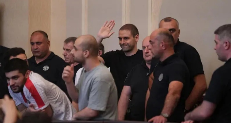 Обвиняемые в зале суда. Фото: "Интерпрессньюс" https://www.interpressnews.ge/ru/article/169923-sud-ne-udovletvoril-ni-odnogo-khodataistva-ob-izmenenii-mery-presecheniia-v-otnoshenii-andro-chichinadze-onise-tskhadadze-i-eshche-9-lits-i-ostavil-v-zakliuchenii-vsekh-obviniaemykh Обвиняемые в зале суда. Фото: "Интерпрессньюс" https://www.interpressnews.ge/ru/article/169923-sud-ne-udovletvoril-ni-odnogo-khodataistva-ob-izmenenii-mery-presecheniia-v-otnoshenii-andro-chichinadze-onise-tskhadadze-i-eshche-9-lits-i-ostavil-v-zakliuchenii-vsekh-obviniaemykh