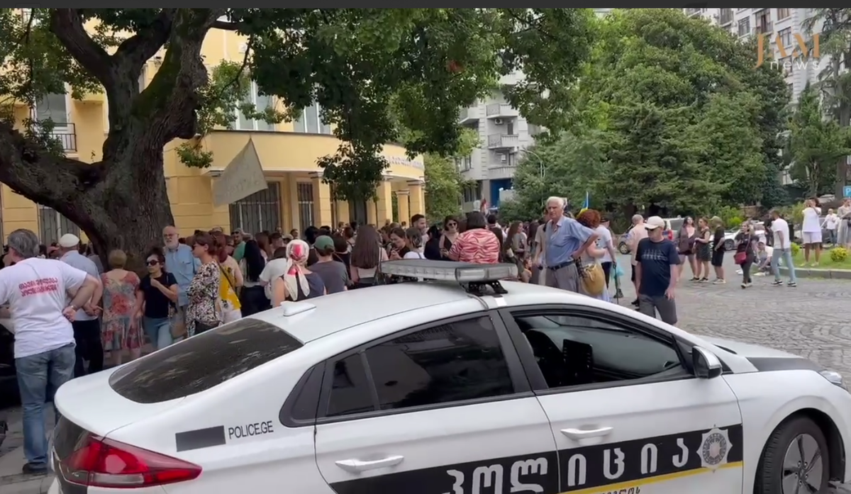 Активисты у здания суда в Батуми. Кадр видео JAMnews. Активисты у здания суда в Батуми. Кадр видео JAMnews.