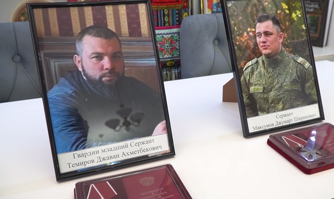 Фотографии убитых бойцов. Стоп-кадр видео телекомпании "Среда" от 31.07.25, https://t.me/admkasp/23563 Фотографии убитых бойцов. Стоп-кадр видео телекомпании "Среда" от 31.07.25, https://t.me/admkasp/23563