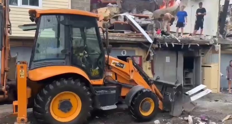 Жилые гаражи на улице Авиационной после атаки беспилотника. Кадр видео из телеграм-канала мэра Сочи https://t.me/agproshunin/2278 Жилые гаражи на улице Авиационной после атаки беспилотника. Кадр видео из телеграм-канала мэра Сочи https://t.me/agproshunin/2278