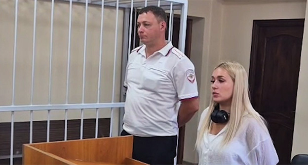 Карина Ощуркова в зале суда. 4 августа 2025 г. Скриншот видео https://t.me/opskuban/1264 Карина Ощуркова в зале суда. 4 августа 2025 г. Скриншот видео https://t.me/opskuban/1264