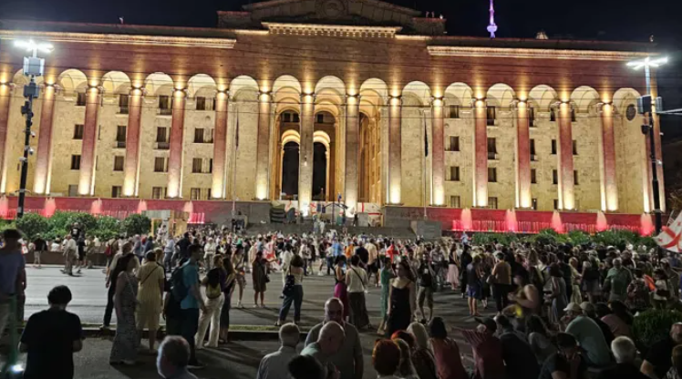 Акция протеста у парламента Грузии. Скриншот фото "Интерпрессньюс" от 06.08.25, https://www.interpressnews.ge/ka/article/845698-parlamenttan-akcia-mimdinareobs-rustavelis-gamzirze-shekrebilebs-lozungit-tavisupleba-mzias-tavisupleba-politpatimrebs-msvlelobis-monacileebic-sheuertdnen Акция протеста у парламента Грузии. Скриншот фото "Интерпрессньюс" от 06.08.25, https://www.interpressnews.ge/ka/article/845698-parlamenttan-akcia-mimdinareobs-rustavelis-gamzirze-shekrebilebs-lozungit-tavisupleba-mzias-tavisupleba-politpatimrebs-msvlelobis-monacileebic-sheuertdnen