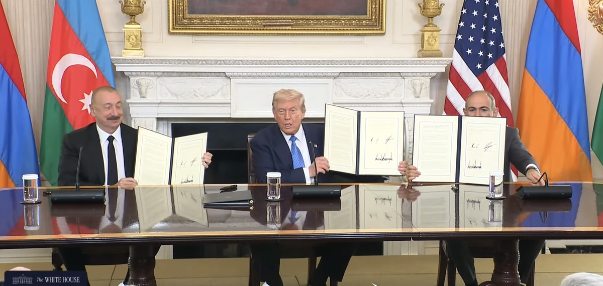 Подписание мирной декларации. Кадр официальной трансляции Белого дома The White House . YouTube Подписание мирной декларации. Кадр официальной трансляции Белого дома The White House . YouTube