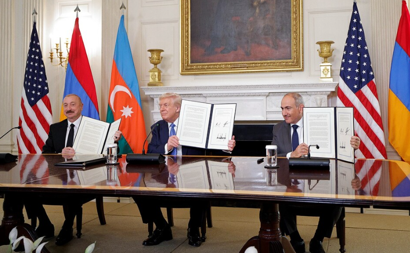 Алиев, Трамп и Пашинян (слева направо) на встрече в Вашингтоне. Скриншот фото с сайта премьер-министра Армении от 09.08.25, https://www.primeminister.am/en/press-release/item/2025/08/09/Nikol-Pashinyan-visit-US-declaration/ Алиев, Трамп и Пашинян (слева направо) на встрече в Вашингтоне. Скриншот фото с сайта премьер-министра Армении от 09.08.25, https://www.primeminister.am/en/press-release/item/2025/08/09/Nikol-Pashinyan-visit-US-declaration/