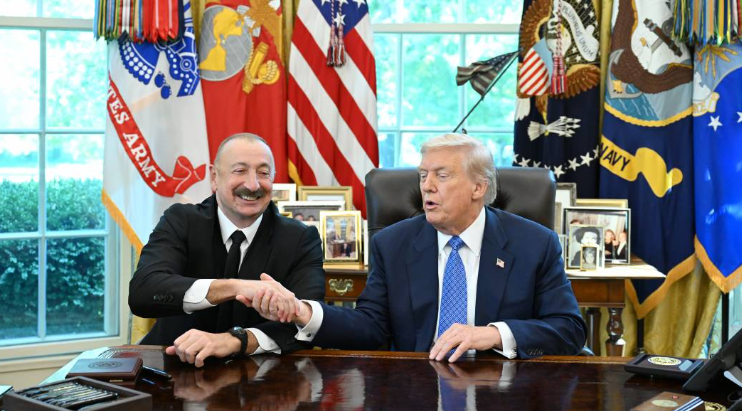 Алиев и Трамп в Овальном кабинете. Скриншот фото с сайта президента Азербайджана от 09.08.25, https://president.az/az/articles/view/69573 Алиев и Трамп в Овальном кабинете. Скриншот фото с сайта президента Азербайджана от 09.08.25, https://president.az/az/articles/view/69573