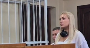 Карина Ощуркова в суде. Скриншот фото из Telegram-канала пресс-службы судов Краснодарского края от 4 августа, https://t.me/opskuban/1264