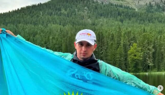 Мансур Мовлаев. Скриншот фото со страницы Мурата Адама в соцсети Instagram* от 09.08.25, https://www.instagram.com/p/DNEFZHFMOf3/?img_index=1 (деятельность компании Meta, владеющей соцсетью, запрещена в России).
Мансур Мовлаев. Скриншот фото со страницы Мурата Адама в соцсети Instagram* от 09.08.25, https://www.instagram.com/p/DNEFZHFMOf3/?img_index=1 (деятельность компании Meta, владеющей соцсетью, запрещена в России).