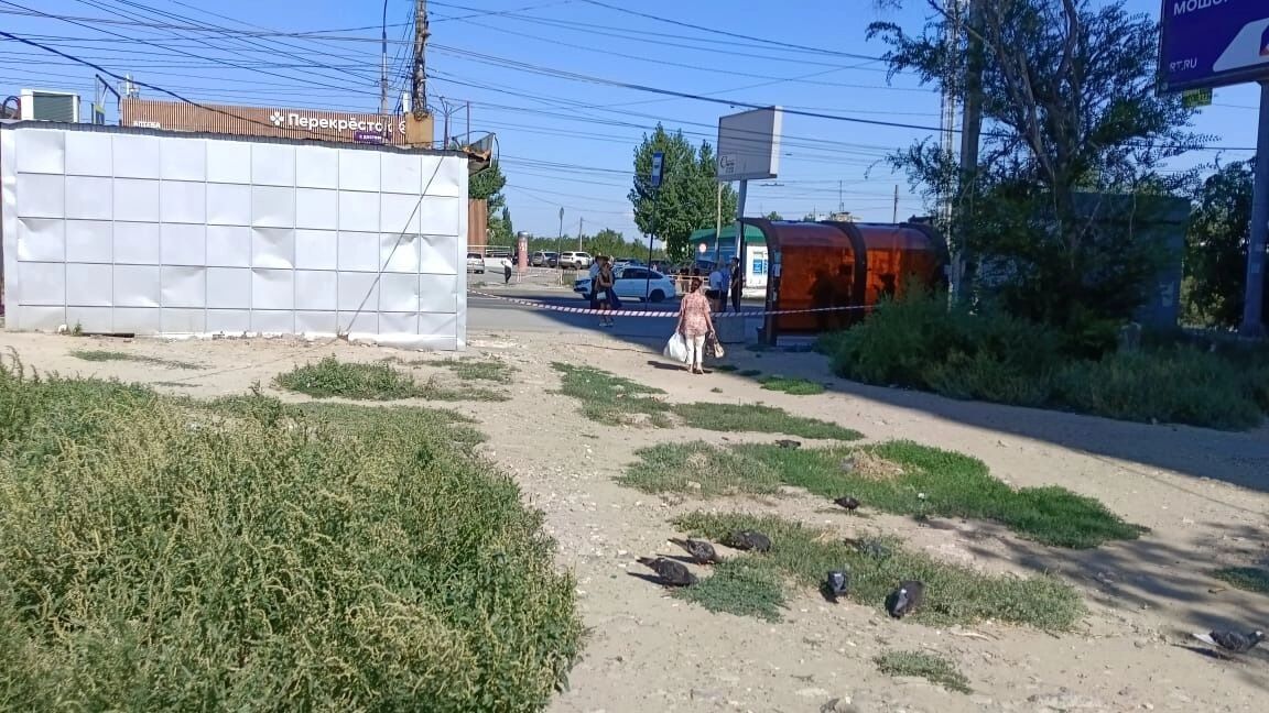 Окрестности улицы Ополченской в Волгограде после атаки дрона. 14 августа 2025 г. Фото: novostivolgograda.ru Окрестности улицы Ополченской в Волгограде после атаки дрона. 14 августа 2025 г. Фото: novostivolgograda.ru