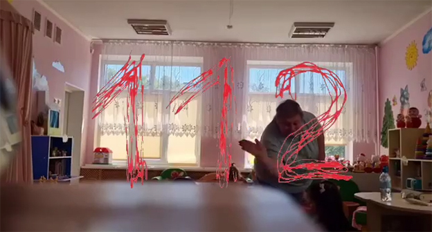Воспитательница детского сада в Новороссийске избивает девочку. 13 августа 2025 г. Скриншот видео https://t.me/chpkrasnodara/65220 Воспитательница детского сада в Новороссийске избивает девочку. 13 августа 2025 г. Скриншот видео https://t.me/chpkrasnodara/65220