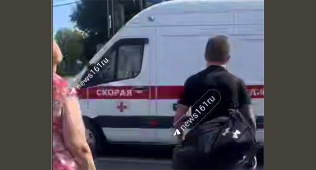 Машина скорой помощи на улице Ростова-на-Дону. 14 августа 2025 г. Скриншот видео https://t.me/chp_rostov_don/12809 Машина скорой помощи на улице Ростова-на-Дону. 14 августа 2025 г. Скриншот видео https://t.me/chp_rostov_don/12809