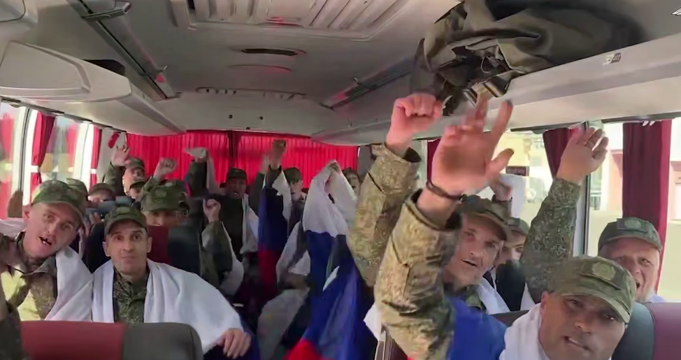 Российские бойцы после обмена. Стоп-кадр видео Минобороны России от 14.08.25, https://t.me/mod_russia/55557 Российские бойцы после обмена. Стоп-кадр видео Минобороны России от 14.08.25, https://t.me/mod_russia/55557