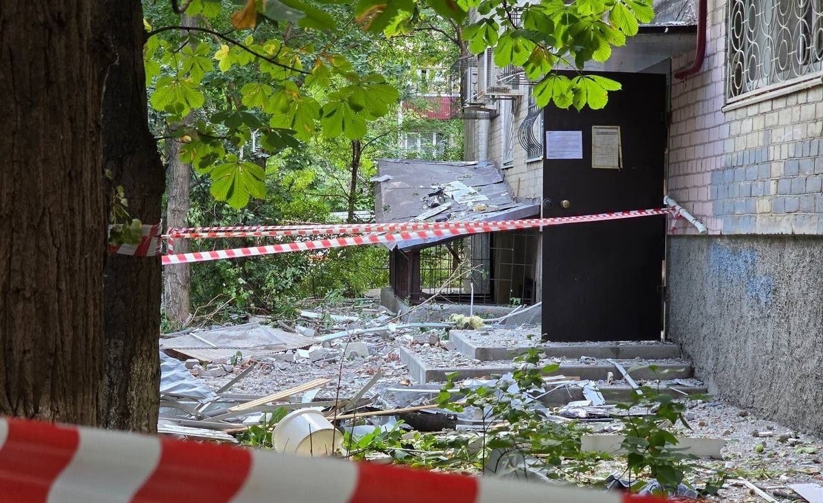 Оцепленный подъезд жилого дома после атаки БПЛА в Ростове-на-Дону. Фото: Юрий Слюсарь / "ВКонтакте" Оцепленный подъезд жилого дома после атаки БПЛА в Ростове-на-Дону. Фото: Юрий Слюсарь / "ВКонтакте"