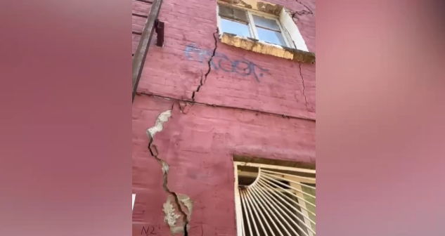 Фасад аварийного дома покрыт трещинами. Стоп-кадр видео 161.ru jn 17.08.25,https://161.ru/text/gorod/2025/08/17/75835763/ Фасад аварийного дома покрыт трещинами. Стоп-кадр видео 161.ru jn 17.08.25,https://161.ru/text/gorod/2025/08/17/75835763/
