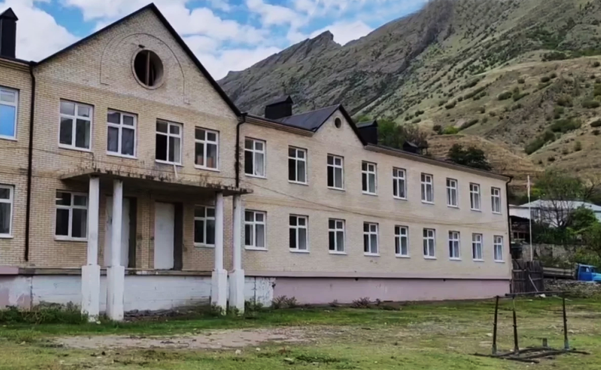 Недостроенная школа в селе Балахани в Дагестане. Скриншот видео https://news-dagestan.ru/society/2025/08/19/33487.html Недостроенная школа в селе Балахани в Дагестане. Скриншот видео https://news-dagestan.ru/society/2025/08/19/33487.html