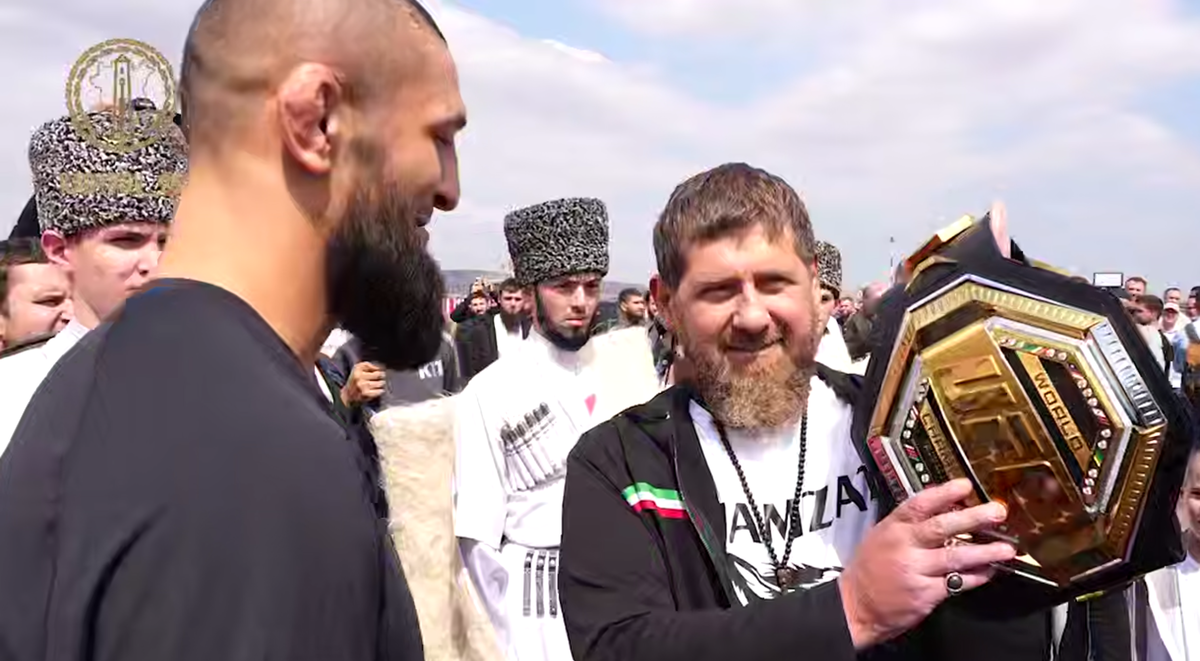Рамзан Кадыров с поясом Чимаева. Кадр видео в Telegram-канале Кадырова. Рамзан Кадыров с поясом Чимаева. Кадр видео в Telegram-канале Кадырова.
