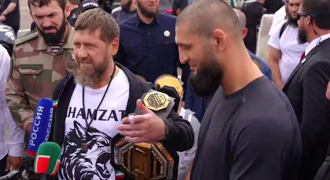 Рамзан Кадыров с чемпионским поясом и Хамзат Чимаев в аэропорту Грозного. Стоп-кадр видео из Telegram-канала Рамзана Кадырова от 20.08.25, https://t.me/RKadyrov_95/5919. Рамзан Кадыров с чемпионским поясом и Хамзат Чимаев в аэропорту Грозного. Стоп-кадр видео из Telegram-канала Рамзана Кадырова от 20.08.25, https://t.me/RKadyrov_95/5919.