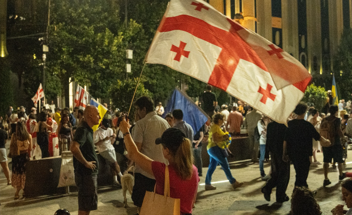 Участники акции протеста у парламента Грузии. Скриншот фото Publika от 23.08.25, https://www.facebook.com/photo?fbid=1530950884971123&set=pcb.1530950928304452 (деятельность компании Meta, владеющей соцсетью, запрещена в России). Участники акции протеста у парламента Грузии. Скриншот фото Publika от 23.08.25, https://www.facebook.com/photo?fbid=1530950884971123&set=pcb.1530950928304452 (деятельность компании Meta, владеющей соцсетью, запрещена в России).