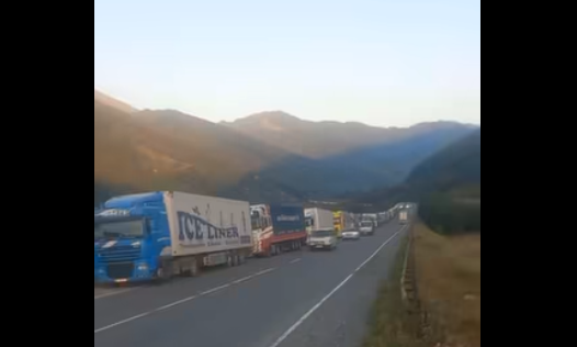 Армянские грузовики. Стоп-кадр видео из Facebook* Гарника Даниеляна от 23.08.25, https://www.facebook.com/garnikdanielyanhayastandashinq/videos/2208998576192063 (деятельность компании Meta, владеющей соцсетью, запрещена в России_ Армянские грузовики. Стоп-кадр видео из Facebook* Гарника Даниеляна от 23.08.25, https://www.facebook.com/garnikdanielyanhayastandashinq/videos/2208998576192063 (деятельность компании Meta, владеющей соцсетью, запрещена в России_