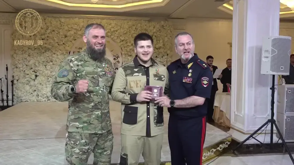 Адам Кадыров (в центре) во время получения медали "Защитнику Чечни". Скриншот видео Телеграм-канал Kadyrov_95 Адам Кадыров (в центре) во время получения медали "Защитнику Чечни". Скриншот видео Телеграм-канал Kadyrov_95