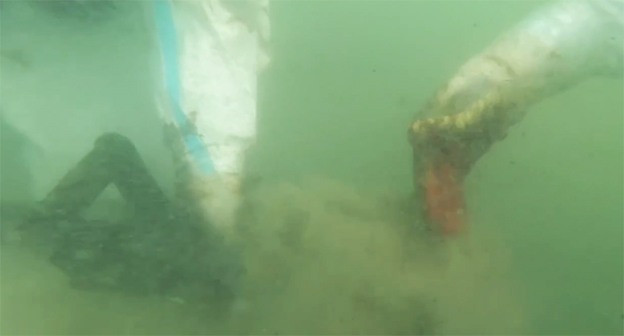 Подъем мазута со дна моря. 25 августа 2025 г. Скриншот видео https://t.me/opershtab23/14000 Подъем мазута со дна моря. 25 августа 2025 г. Скриншот видео https://t.me/opershtab23/14000
