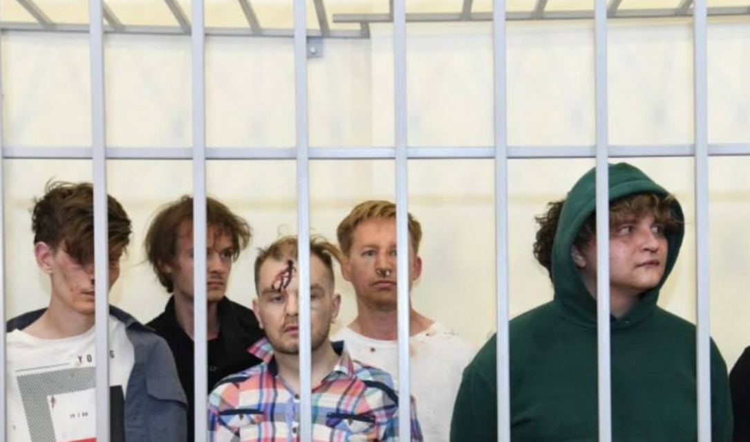 Арестованные россияне в суде. Фото "Азертадж". Арестованные россияне в суде. Фото "Азертадж".