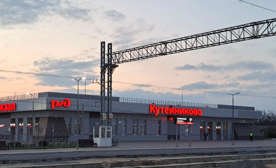 Станция Кутейниково. Скриншот фото с сервиса "Яндекс.Карты" https://yandex.com/maps/org/zheleznodorozhny_vokzal_kuteynikovo/81470838283/gallery/?ll=40.321425%2C49.401060&photos%5Bbusiness%5D=81470838283&photos%5Bid%5D=urn%3Ayandex%3Asprav%3Aphoto%3A14702189_2a000001962dd563374a9222b7d6509012d1&z=10

