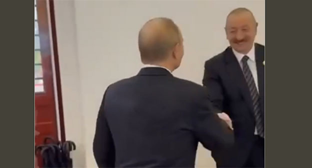 Владимир Путин (слева) и Ильхам Алиев во время встречи в Пекине. 3 сентября 2025 г. Скриншот видео https://t.me/vedomosti/65726 Владимир Путин (слева) и Ильхам Алиев во время встречи в Пекине. 3 сентября 2025 г. Скриншот видео https://t.me/vedomosti/65726