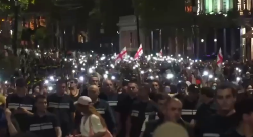 Марш по проспекту Руставели прошел в сопровождении полиции. Стоп-кадр видео Tbilisi Life от 03.09.25, https://t.me/Tbilisi_life/41819