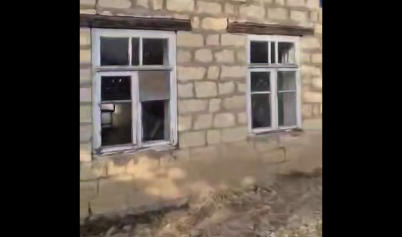 Одно из зданий, где учатся дети в селе Гюхряг, покрыто трещинами. Стоп-кадр видео "Новое дело" от 03.09.25, https://t.me/novoedelo/34062. Одно из зданий, где учатся дети в селе Гюхряг, покрыто трещинами. Стоп-кадр видео "Новое дело" от 03.09.25, https://t.me/novoedelo/34062.