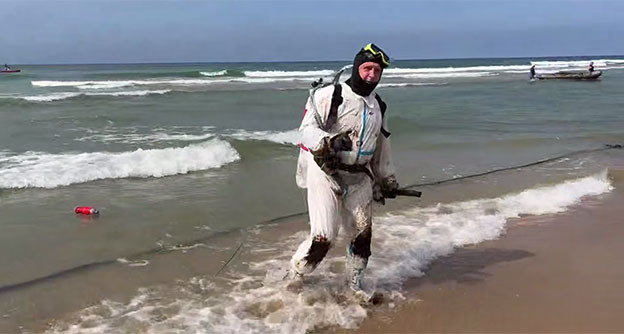 Водолаз на берегу моря в Анапе. 4 сентября 2025 г. Скриншот видео https://t.me/opershtab23/14082 Водолаз на берегу моря в Анапе. 4 сентября 2025 г. Скриншот видео https://t.me/opershtab23/14082