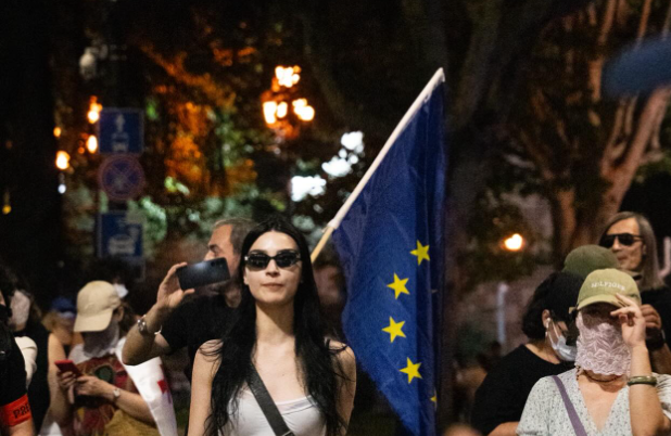 Участники протестов у парламента Грузии. Скриншот фото Publika от 06.09.25, https://www.facebook.com/photo/?fbid=1542994813766730&set=pcb.1542994923766719 (деятельность компании Meta, владеющей соцсетью, запрещена в России) Участники протестов у парламента Грузии. Скриншот фото Publika от 06.09.25, https://www.facebook.com/photo/?fbid=1542994813766730&set=pcb.1542994923766719 (деятельность компании Meta, владеющей соцсетью, запрещена в России)