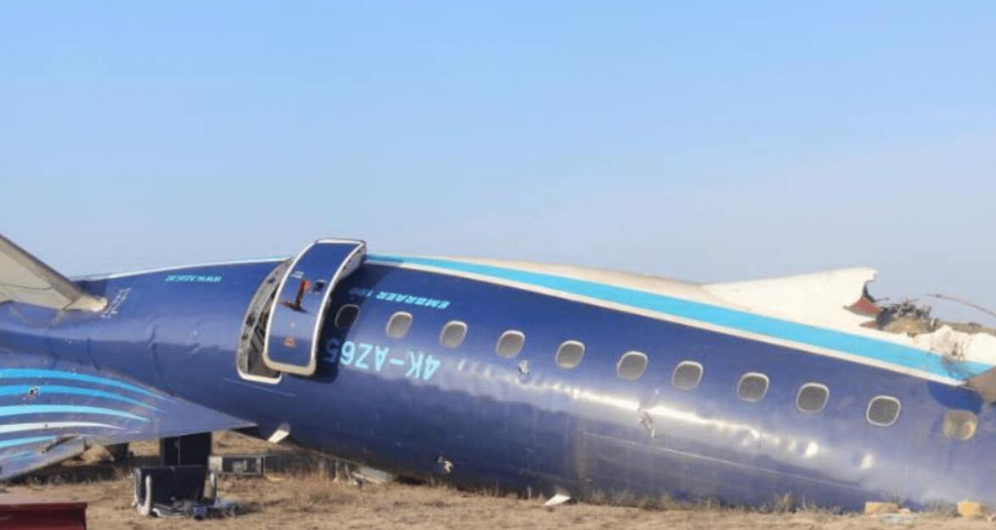 На месте катастрофы самолета AZAL. Скриншот фото из отчета Минтранса Казахстана.