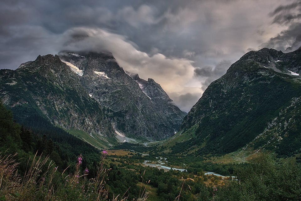 Тебердинский национальный парк. Фото: Drevotochets (Малафеева Елена) https://ru.wikipedia.org/ Тебердинский национальный парк. Фото: Drevotochets (Малафеева Елена) https://ru.wikipedia.org/