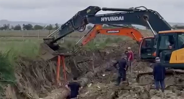 Устранение аварии на водопроводных сетях в Буйнакске. 11 сентября 2025 г. Скриншот видео https://t.me/gorodbuynaksk/9315 Устранение аварии на водопроводных сетях в Буйнакске. 11 сентября 2025 г. Скриншот видео https://t.me/gorodbuynaksk/9315