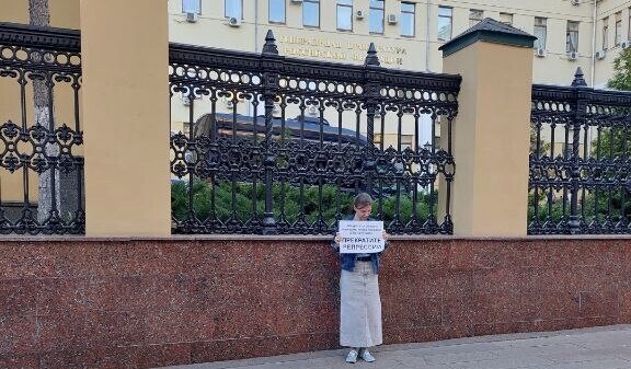 Пикет Юлии Мельниченко в Москве. Фото предоставлено "Кавказскому узлу" Юлией Мельниченко. Пикет Юлии Мельниченко в Москве. Фото предоставлено "Кавказскому узлу" Юлией Мельниченко.
