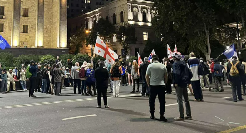 Протестующие у парламента Грузии. Скриншот фото "Интерпрессньюс" от 14.09.25, https://www.interpressnews.ge/ka/article/848715-parlamenttan-saprotesto-akcia-mimdinareobs. Протестующие у парламента Грузии. Скриншот фото "Интерпрессньюс" от 14.09.25, https://www.interpressnews.ge/ka/article/848715-parlamenttan-saprotesto-akcia-mimdinareobs.
