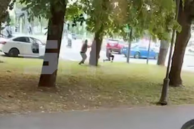 Нападение на полицейского. 4 июля 2025 г. Скриншот видео Telegram-канал SHOT Нападение на полицейского. 4 июля 2025 г. Скриншот видео Telegram-канал SHOT