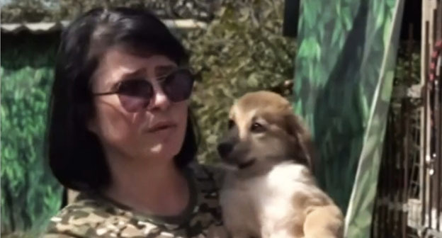 Ирина Карпова со щенком Дафной на руках. Кадр видеосюжета телеканала "Россия Дагестан". Ирина Карпова со щенком Дафной на руках. Кадр видеосюжета телеканала "Россия Дагестан".