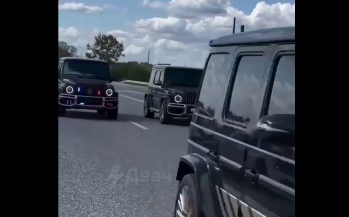Кортеж машин в Чечне. Стоп-кадр видео из Telegram-канала "Живов" от 17.09.25, https://t.me/zhivoff/23246 Кортеж машин в Чечне. Стоп-кадр видео из Telegram-канала "Живов" от 17.09.25, https://t.me/zhivoff/23246