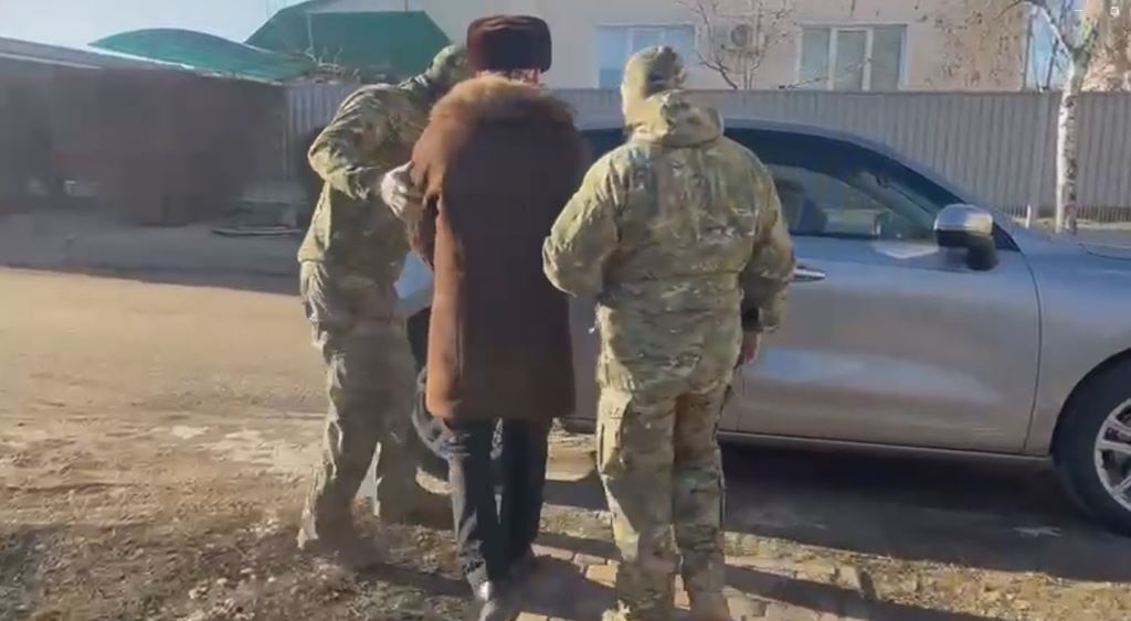 Задержание Александра Пономарева. Кадр оперативного видео УФСБ по Волгоградской области. Задержание Александра Пономарева. Кадр оперативного видео УФСБ по Волгоградской области.