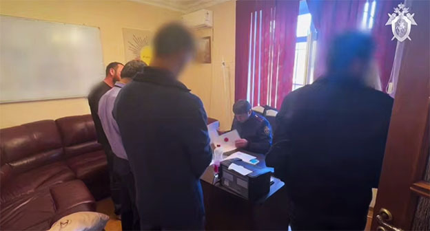 Задержанные сотрудники рехаба в Махачкале. 24 сентября 2025 г. Скриншот видео https://t.me/mash_gor/8901 Задержанные сотрудники рехаба в Махачкале. 24 сентября 2025 г. Скриншот видео https://t.me/mash_gor/8901