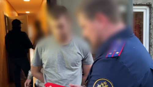 Силовики в квартире Мансура Гнеева. Стоп-кадр видео Следкома России по Краснодарскому краю от 25.09.25, https://t.me/kubansledcom/6066