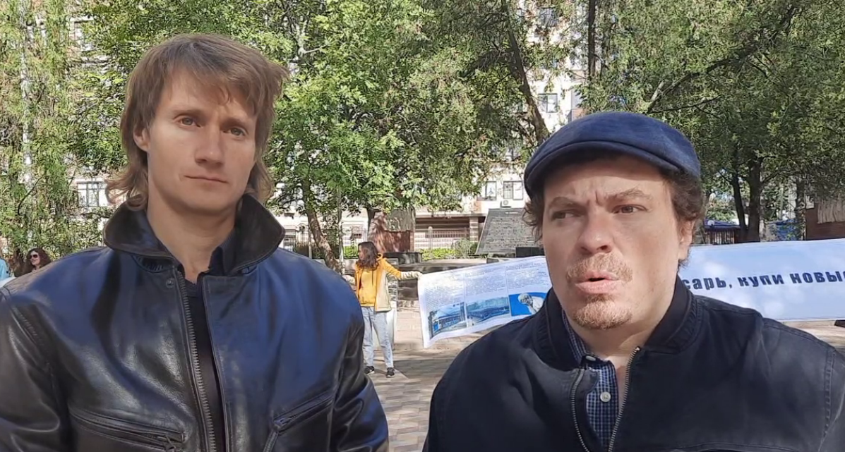 Илья Наздрашов (слева) и Артемий Зайцев на акции за развитие троллейбусов. Стоп-кадр видео из Telegram-канала "Урбанистика - Ростов-на-Дону" от 27.09.25, https://t.me/urbanrnd/2713. Илья Наздрашов (слева) и Артемий Зайцев на акции за развитие троллейбусов. Стоп-кадр видео из Telegram-канала "Урбанистика - Ростов-на-Дону" от 27.09.25, https://t.me/urbanrnd/2713.