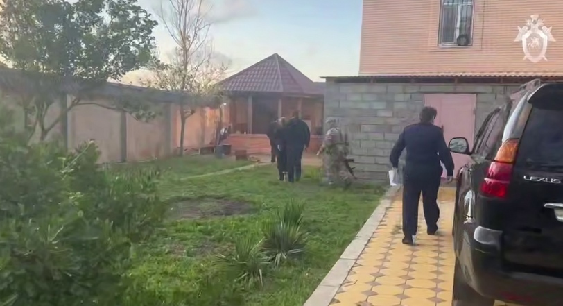 Силовики около рехаба в Махачкале. Кадр видео СКР https://t.me/sledcom_press/24238 Силовики около рехаба в Махачкале. Кадр видео СКР https://t.me/sledcom_press/24238