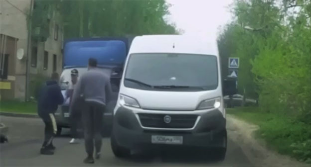 Конфликт на улице в Мурино. 3 октября 2025 г. Скриншот видео https://t.me/oshinarossii/32 Конфликт на улице в Мурино. 3 октября 2025 г. Скриншот видео https://t.me/oshinarossii/32