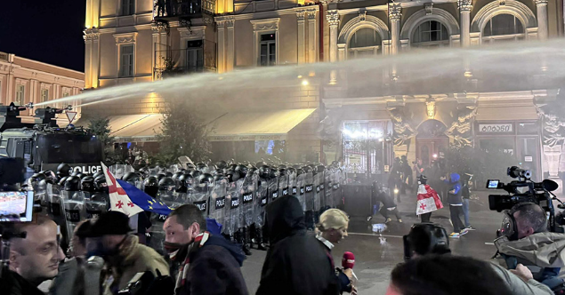Силовики использовали водомет для разгона протеста. Скриншот фото Publika от 04.10.25, https://www.facebook.com/photo/?fbid=1568257361240475&set=a.715406393192247 (деятельность компании Meta, владеющей соцсетью, запрещена в России). Силовики использовали водомет для разгона протеста. Скриншот фото Publika от 04.10.25, https://www.facebook.com/photo/?fbid=1568257361240475&set=a.715406393192247 (деятельность компании Meta, владеющей соцсетью, запрещена в России).
