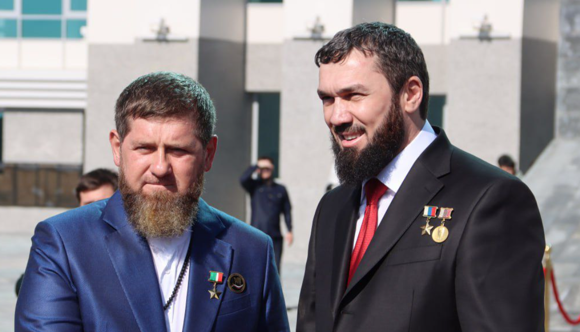 Магомед Даудов поздравляет Рамзана Кадырова со вторым званием героя Чечни. Скриншот фото "Чечня сегодня" от 05.10.25,https://chechnyatoday.com/news/389718 Магомед Даудов поздравляет Рамзана Кадырова со вторым званием героя Чечни. Скриншот фото "Чечня сегодня" от 05.10.25,https://chechnyatoday.com/news/389718
