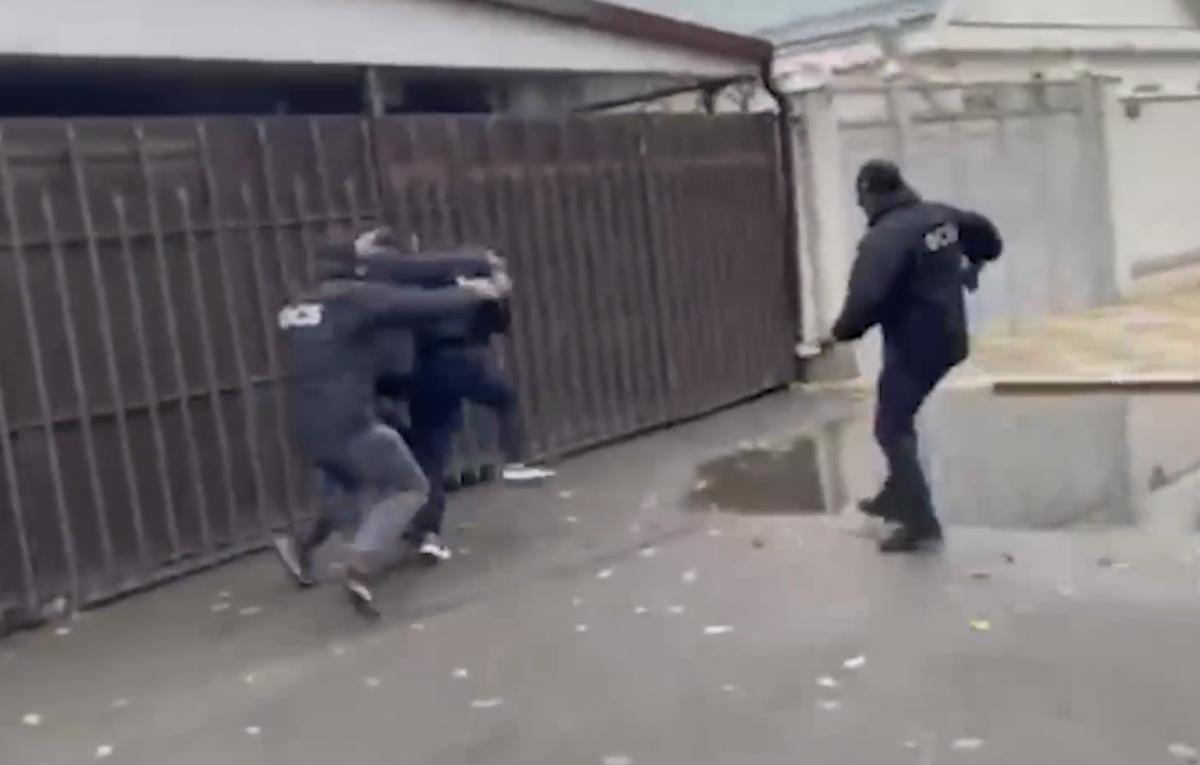 Задержание подозреваемого в Пятигорске. 6 октября 2025 г. Скриншот видео ЦОС ФСБ России Задержание подозреваемого в Пятигорске. 6 октября 2025 г. Скриншот видео ЦОС ФСБ России
